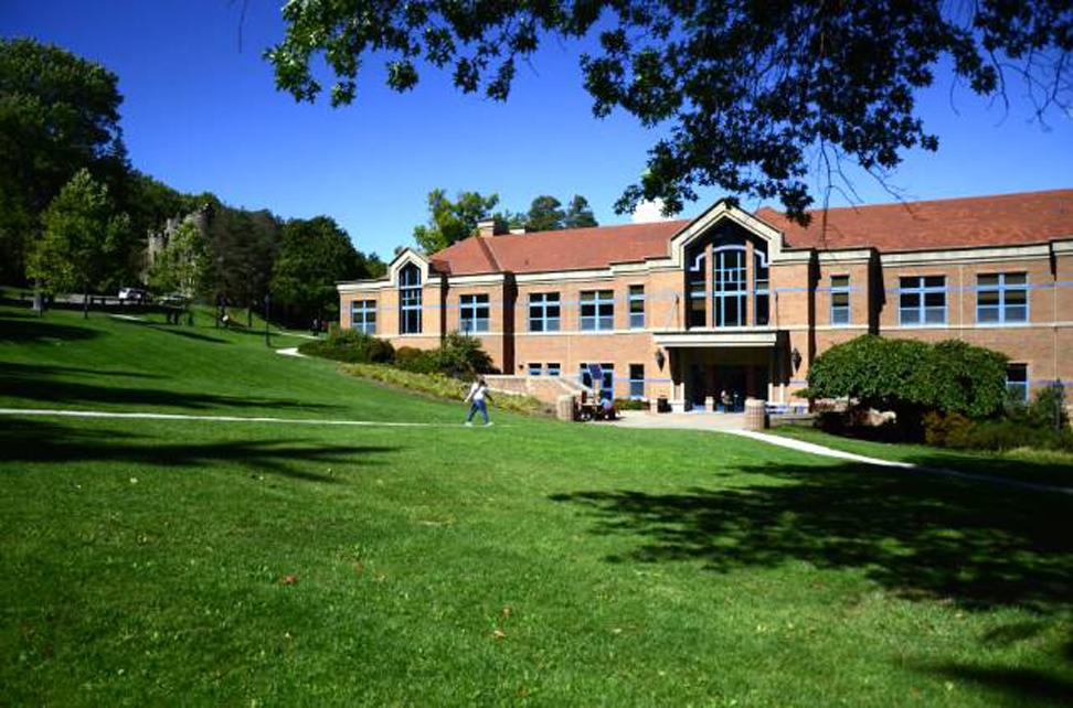 Powell Campus Center in the 夏天